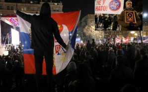 BİNLERCE KİŞİ BELGRAD’DA SIRBİSTAN-KOSOVA ANLAŞMASINI PROTESTO ETTİ