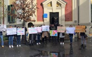 ARNAVUTLUK’TA AKRAN ŞİDDETİNE KARŞI PROTESTO DÜZENLENDİ