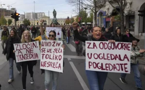 SIRBİSTAN’DA TREN İSTASYONU ÇATISININ ÇÖKMESİ ARDINDAN PROTESTO GÖSTERİLERİ DÜZENLENDİ