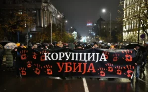 SIRBİSTAN’DA PROTESTOCULAR ÖLÜMCÜL ÇATI ÇÖKMESİNİN ARDINDAN BAŞBAKANIN İSTİFASINI İSTEDİ