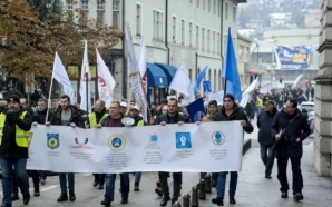 BOSNA HERSEK’TE SENDİKALARDAN “MAAŞ ZAMMI” PROTESTOSU