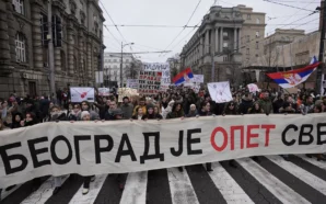 SIRP ÖĞRENCİLER, TREN İSTASYONUNDAKİ ÖLÜMCÜL KAZAYI PROTESTO İÇİN BİR KEZ…