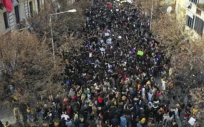 ARNAVUTLUK’TA ÖĞRENCİLERDEN HÜKÜMETE PROTESTO