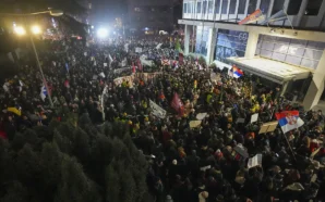 SIRBİSTAN’DA BİNLERCE KİŞİ DEVLET TELEVİZYONUNU TARAFSIZ OLMAMAKLA SUÇLAYARAK PROTESTO ETTİ