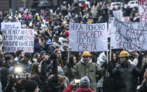 SIRBİSTAN’DA GREVE GİDECEK ÖĞRETMENLERİ DESTEKLEYEN ÖĞRENCİLERDEN PROTESTO