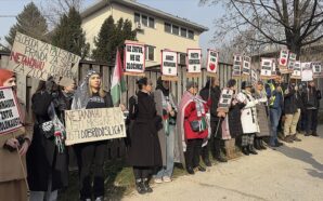 BOSNA HERSEK’TE DÜZENLENEN PROTESTODA “NETANYAHU POLONYA’YI ZİYARET ETMESİ HALİNDE TUTUKLANMLI”…