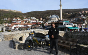 ALMANYA’DAN BİSİKLETLE HAC YOLCULUĞUNA ÇIKAN TÜRK GENCİ, PRİZREN’E GELDİ