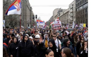 SIRBİSTAN’DA “ÜLKE TARİHİNİN EN KALABALIK PROTESTOSU”