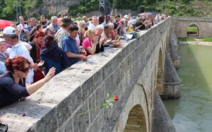 VİŞEGRAD: BOŞNAKLARA YÖNELİK KORKUNÇ KATLİAMLARIN ÜZERİNDEN 33 YIL GEÇMESİNE RAĞMEN,…