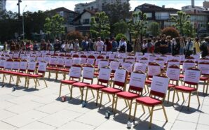 KOSOVA’DAKİ STK’LAR MECLİSİN KURLAMAMASI NEDENİYLE SEMBOLİK BİR PROTESTO DÜZENLEDİ