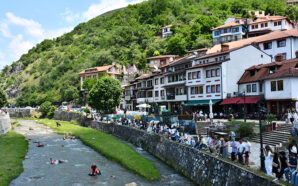 KOSOVA’DA ADRENALİN TUTKUNLARI ÇEVRE KİRLİLİĞİNE DİKKAT ÇEKMEK İÇİN NEHİRDE ŞAMBRELLERLE…