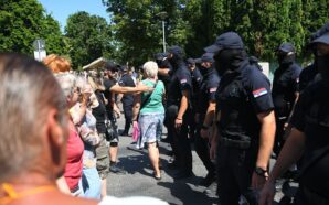 BELGRAD’DA SULAR DURULMUYOR, YOLLARDA BARİKATLAR VE MASKELİ POLİSLER