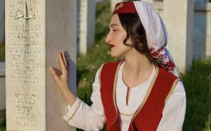 SREBRENİCA’DA KATLEDİLEN BABASININ MEZARI BAŞINDA NEJRA LİLİÇ: ”HALA VAR OLDUĞUMUZU…