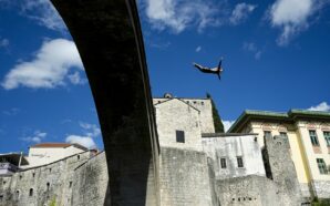 MOSTAR’DA GÖRKEMLİ GÖSTERİ: GELENEKSEL 459.STARİ MOST ATLAMA YARIŞLARI GERÇEKLEŞTİRİLDİ