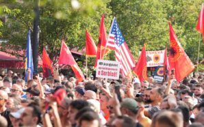 PRİŞTİNE’DE ÖZEL MAHKEME’YE KARŞI KİTLESEL PROTESTO: ”KOSOVA’NIN KURTULUŞ SAVAŞI LEKELENEMEZ”