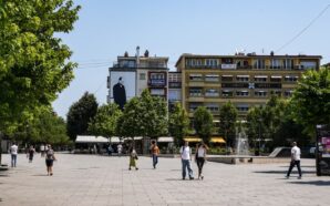 KOSOVA, KÜRESEL ÖLÇÜMLERDE YAŞAM MEMNUNIYETİNDE BAŞI ÇEKİYOR: VERİLER NEYİ GÖSTERİYOR