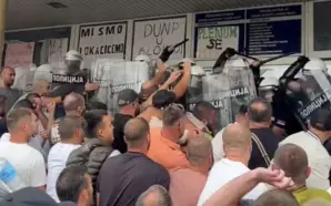 NOVİ PAZAR’DA ÜNİVERSİTEYE YAPILAN MASKELİ BASKIN SONRASI PROTESTOLAR SIRBİSTAN GENELİNE…