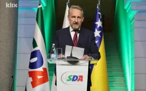 İZETBEGOVİÇ: VUÇİÇ, SIRBİSTAN’DAKİ HALK İSYANLARINI ETNİK ÇATIŞMAYA DÖNÜŞTÜRMEYE ÇALIŞIYOR