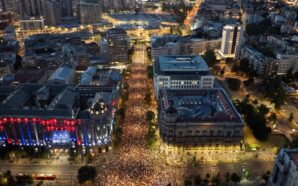 SIRBİSTAN’IN BAŞKENTİ BELGRAD’DA ON BİNLERCE KİŞİ HÜKÜMET KARŞITI PROTESTOYA KATILDI