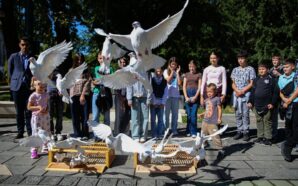 BOSNALI ÇOCUKLARDAN GAZZE EYLEMİ: GÜVERCİN UÇURDULAR