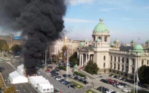 BELGRAD’DA SIRBİSTAN PARLAMENTOSU ÖNÜNDE SİLAHLI OLAY VE YANGIN: BİR YARALI,…