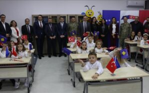 TÜRK ASKERİ (KFOR) KOSOVA PRİZREN’DE BİR SINIFA EKİPMAN BAĞIŞLADI