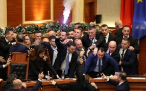 ARNAVUTLUK PARLAMENTOSU’NDA OLAYLAR: MUHALEFET MİLLETVEKİLLERİ MEŞALE YAKTI, POLİSLE ÇATIŞTI
