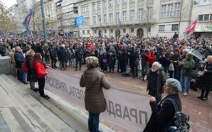 SIRBİSTAN’DA YARGIÇ, SAVCI VE AVUKATLAR YARGIYA MÜDAHALEYE KARŞI SOKAĞA ÇIKTI