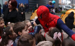 KOSOVA’NIN BAŞKENTİ PRİŞTİNE’DE “SÜPER KAHRAMANLAR” HASTANEDE YATAN ÇOCUKLARI HEDİYELERLE SEVİNDİRDİ