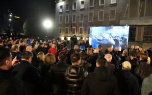 ARNAVUTLUK’TA YENİDEN HÜKÜMET KARŞITI PROTESTO DÜZENLENDİ