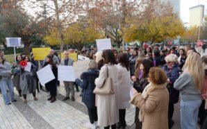 ARNAVUTLUK’TA ÖĞRETMENLER “EĞİTİMİN SİYASETTEN ARINDIRILMASI” İÇİN PROTESTO GÖSTERİSİ DÜZENLEDİ