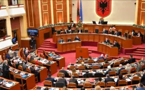 ARNAVUTLUK’TA MUHALEFETTEN MİLLETVEKİLİ BİR AYLIĞINA MESLİS’TEN UZAKLAŞTIRILDI