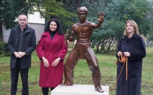 BOSNA HERSEK’İN MOSTAR KENTİNDE BRUCE LEE HEYKELİ YENİDEN KONULDU