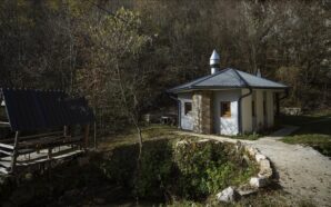 BOSNA HERSEK’TEKİ EN KÜÇÜK CAMİLERDEN BİRİ 16 METREKARE VE 10…