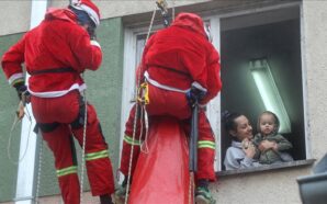 SIRBİSTAN’DA NOEL BABALAR HASTANE ÇATISINDAN ÇOCUKLARA HEDİYELER DAĞITTI