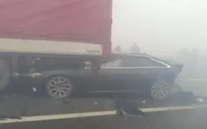 SIRBİSTAN’DA 10 ARACIN KARIŞTIĞI KORKUNÇ ZİNCİLEME KAZA: KAZA YERİNDEN GÖRÜNTÜLER&hellip;