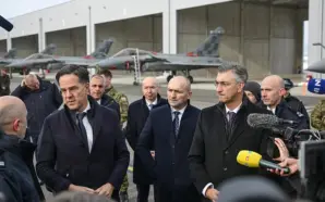 NATO GENEL SEKRETERİ HIRVATİSTAN’DA BAYRAKTARLARI İNCELEDİ