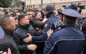 ARNAVUTLUK’TA HÜKÜMET KARŞITI PROTESTO DÜZENLENDİ