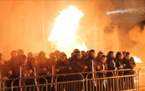 ARNAVUTLUK’TA YENİDEN HÜKÜMET KARŞITI PROTESTO DÜZENLENDİ, GERGİNLİKLER YAŞANDI