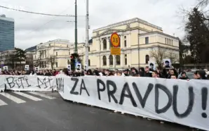 VATANDAŞLAR, ÖĞRENCİLER VE LİSE ÖĞRENCİLERİ SARAYBOSNA’DAKİ TRAMVAY KAZASININ ARDINDAN SORUMLULUK&hellip;