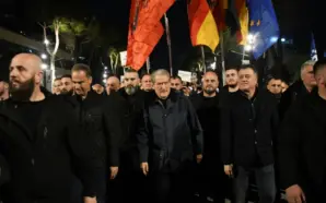 ARNAVUTLUK’TA MUHALEFETİN ÇAĞRISIYLA TOPLANAN GÖSTERİCİLER HÜKÜMETİN İSTİFASINI İSTEDİ