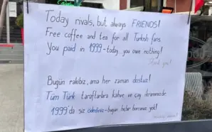 KOSOVA’DA TÜRK TARAFTARLARA DUYGULANDIRAN JEST: SİZ HESABI 1999’DA ÖDEDİNİZ!