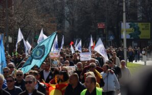 KUZEY MAKEDONYA’DA BİNLERCE İŞÇİ MAAŞ ARTIŞI İÇİN PROTESTO ETTİ