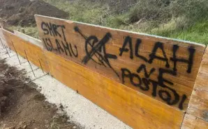 HIRVATİSTAN’DA İSLAM KÜLTÜR ŞANTİYESİNE İSLAMOFOBİK SALDIRI