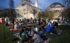BOSNA HERSEK’TEKİ TARİHİ FERHADİYE CAMİSİ’NDE GELENEKSEL İFTAR SOFRASI KURULDU