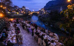 MOSTAR’DA ŞEHRİN TARİHİ ESKİ ÇARŞI MERKEZİNDE AÇIK ALANDA GELENEKSEL İFTAR&hellip;