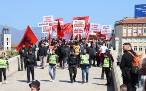 ÖĞRENCİLER ÜSKÜP’TE PROTESTO ETTİ: HUKUK SINAVININ ARNAVUTÇA DA YAPILMASINI İSTİYORLAR