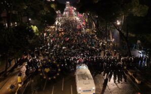 TİRAN’DA HÜKÜMET KARŞITI PROTESTO: GERİLİM VE POLİS MÜDAHALESİ YAŞANDI