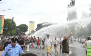 ARNAVUTLUK’TA TURİZM PROJESİNİ PROTESTO EDENLERE TAZYİKLİ SUYLA MÜDAHALE EDİLDİ