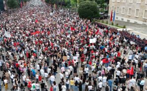ARNAVUTLUK’TA ZVERNEC PROTESTOLARI BÜYÜYOR: BAŞBAKANLIK ÖNÜNDE POLİSLE GERGİNLİK
